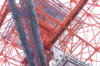 真下から見た東京タワー。