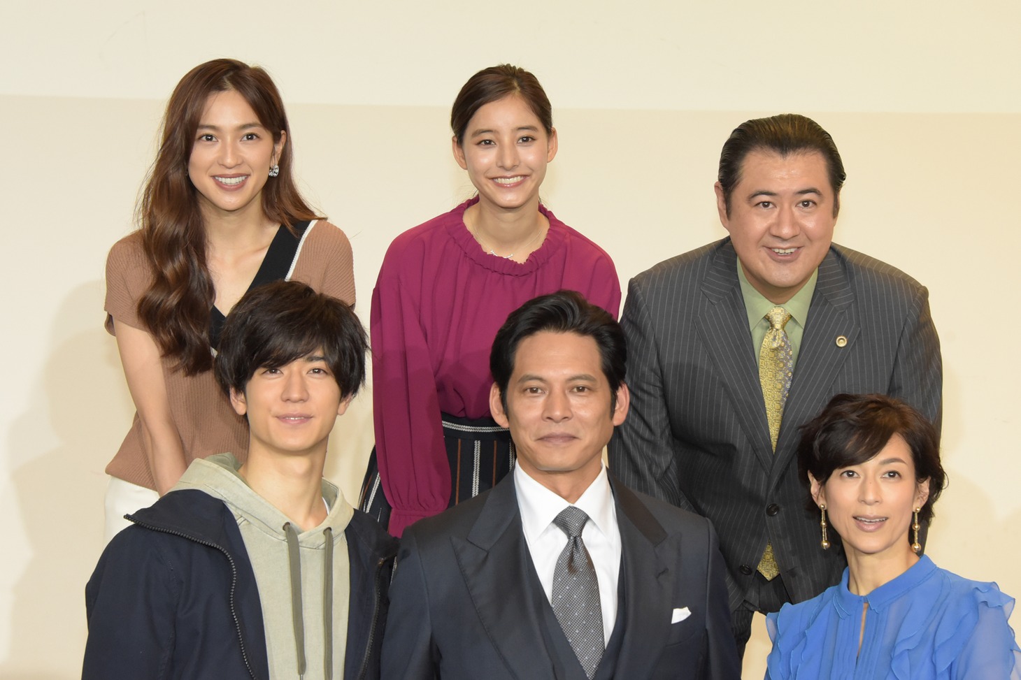 連続ドラマ「SUITS／スーツ」記者会見の様子。上段左から中村アン、新木優子、小手伸也。下段左から中島裕翔、織田裕二、鈴木保奈美。