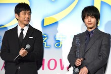 左から西島秀俊、中村倫也。