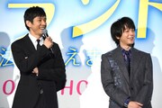 左から西島秀俊、中村倫也。