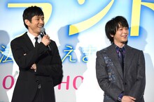 左から西島秀俊、中村倫也。