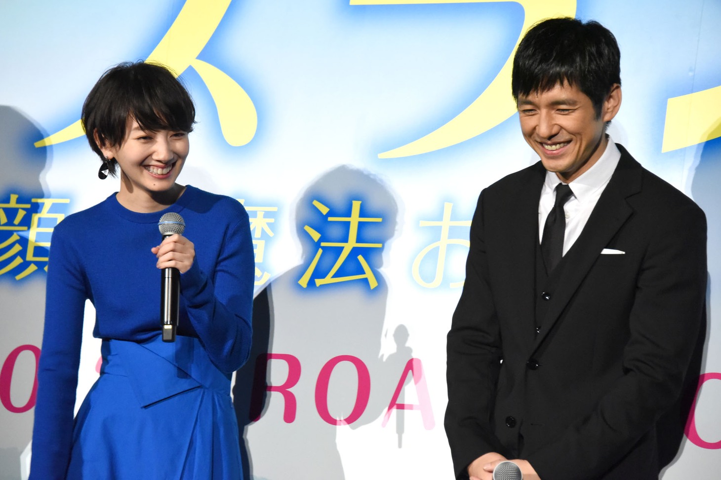 左から波瑠、西島秀俊。