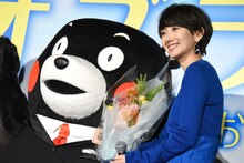 くまモン（左）から花束を受け取った波瑠（右）。