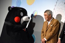 くまモン（左）に「暑いでしょ」と声をかける柄本明（右）。