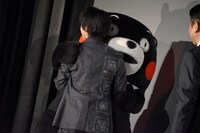 くまモンとハグする中村倫也。