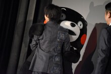くまモンとハグする中村倫也。