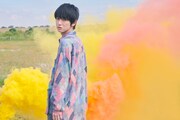 「本郷奏多カレンダー2019 -Color of Kanata-」通常版の表紙。