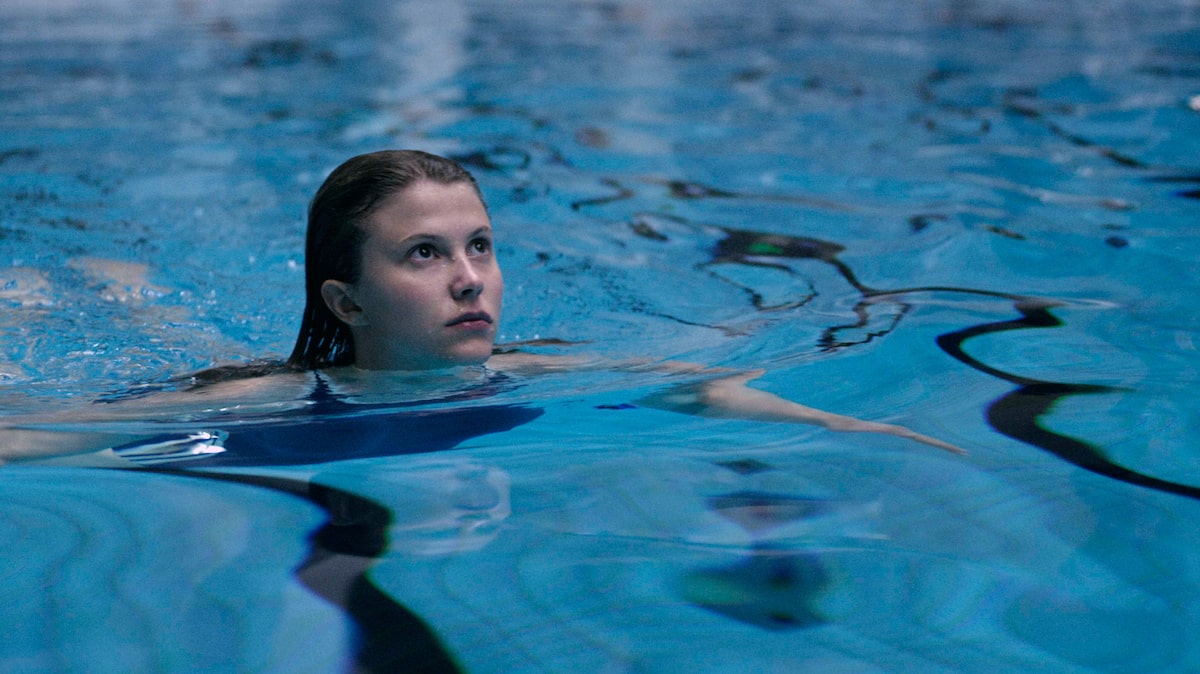 少女がプールで水中に閉じ込められる 北欧ホラー テルマ 本編映像 コメントあり 映画ナタリー