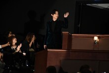 客席通路を通って登場する吉沢亮。