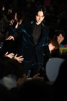 客席通路を通って登場する吉沢亮。