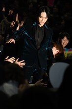 客席通路を通って登場する吉沢亮。