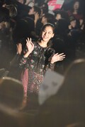 客席通路を通って登場する新木優子。