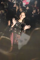 客席通路を通って登場する新木優子。