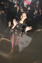 客席通路を通って登場する新木優子。