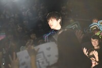 客席通路を通って登場する杉野遥亮。