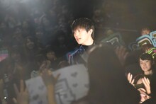 客席通路を通って登場する杉野遥亮。