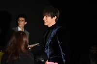 客席通路を通って登場する杉野遥亮。