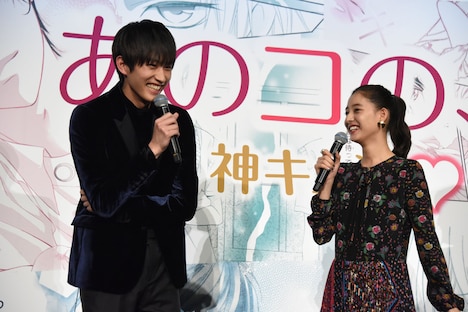 左から杉野遥亮、新木優子。