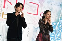 トリコダンスを披露する吉沢亮（左）と新木優子（右）。