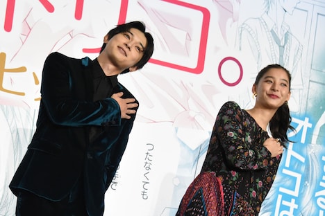 トリコダンスを披露する吉沢亮（左）と新木優子（右）。