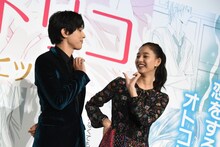 トリコダンスを披露する吉沢亮（左）と新木優子（右）。