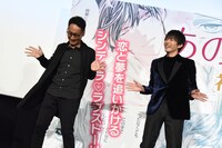 トリコダンスを披露する宮脇亮（左）と杉野遥亮（右）。