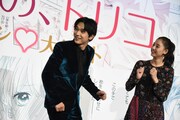 宮脇亮のダンスを見ようとする吉沢亮（左）と新木優子（右）。