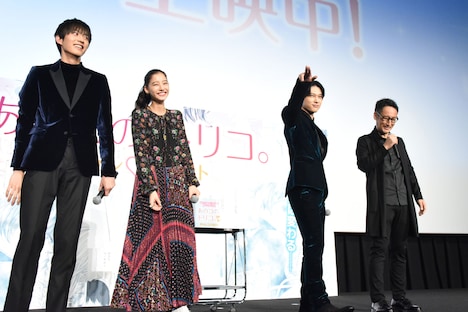 念入りにキスを振りまく吉沢亮（中央右）。