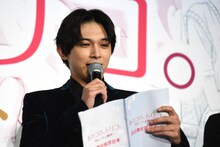 進行台本を読み上げる吉沢亮。