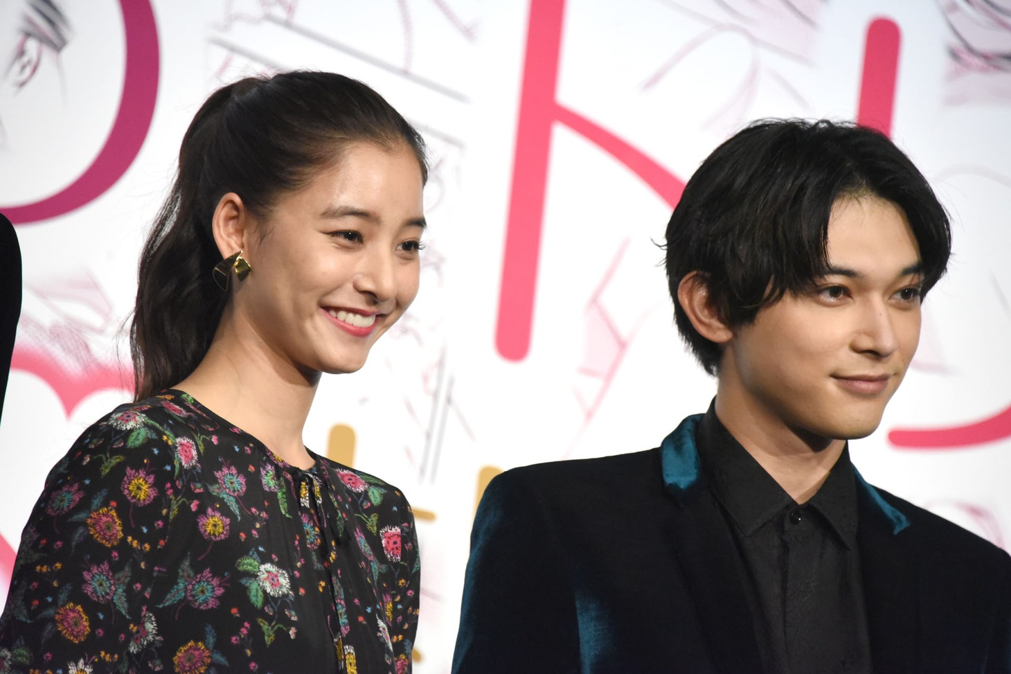 左から新木優子、吉沢亮。