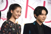 左から新木優子、吉沢亮。