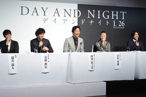 安藤政信（左から2番目）と山田孝之（右端）の“論争”に笑い出す出席者たち。