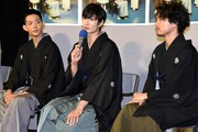 左から竜星涼、岡田将生、山崎育三郎。