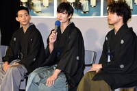 左から竜星涼、岡田将生、山崎育三郎。