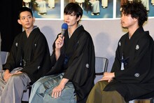 左から竜星涼、岡田将生、山崎育三郎。