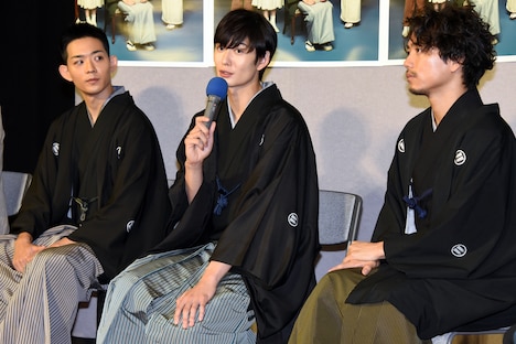 左から竜星涼、岡田将生、山崎育三郎。