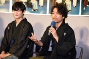 左から岡田将生、山崎育三郎。