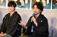 左から岡田将生、山崎育三郎。