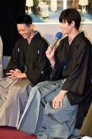 左から竜星涼、岡田将生。