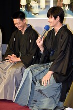 左から竜星涼、岡田将生。