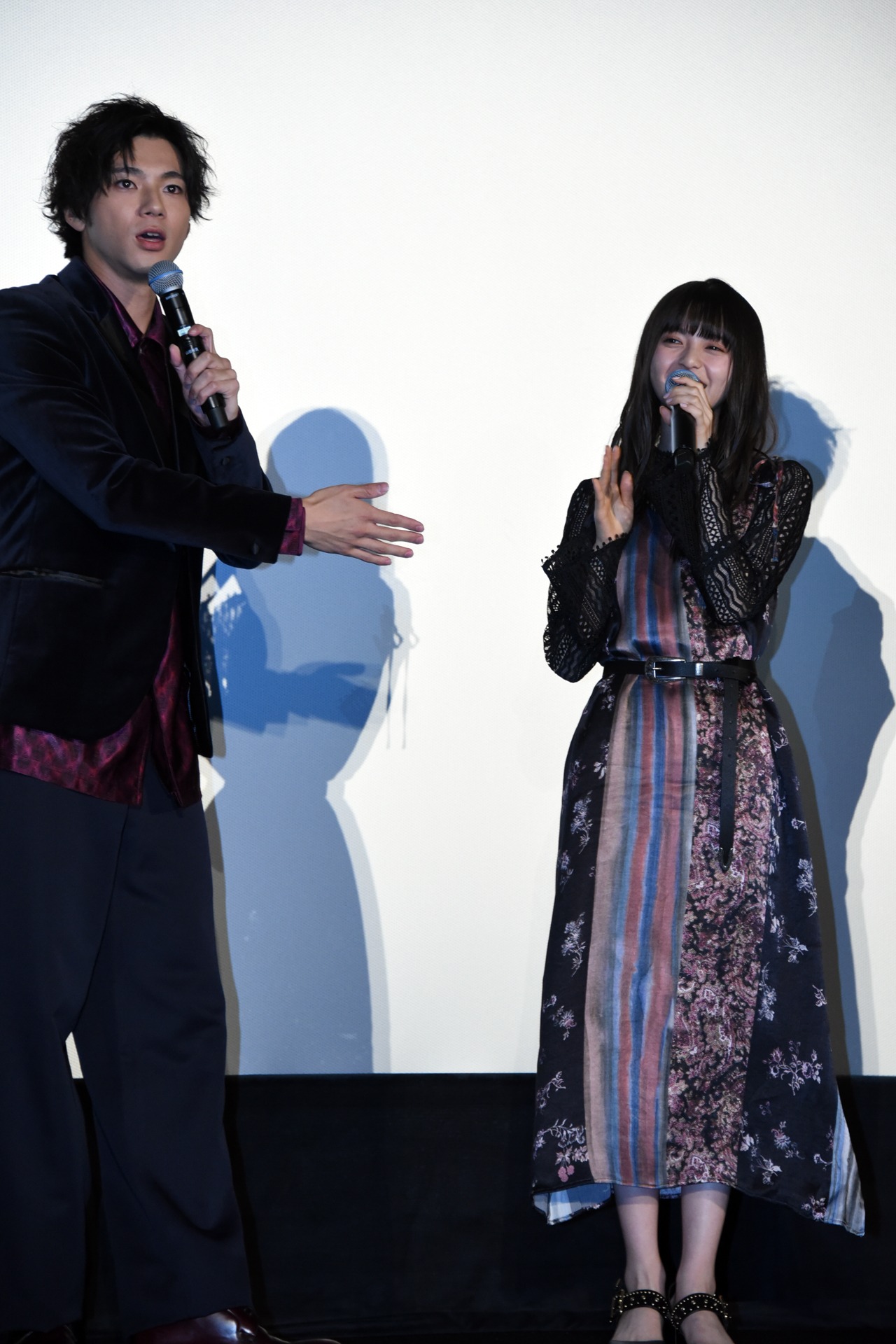 笑う齋藤飛鳥（右）にツッコむ山田裕貴（左）。