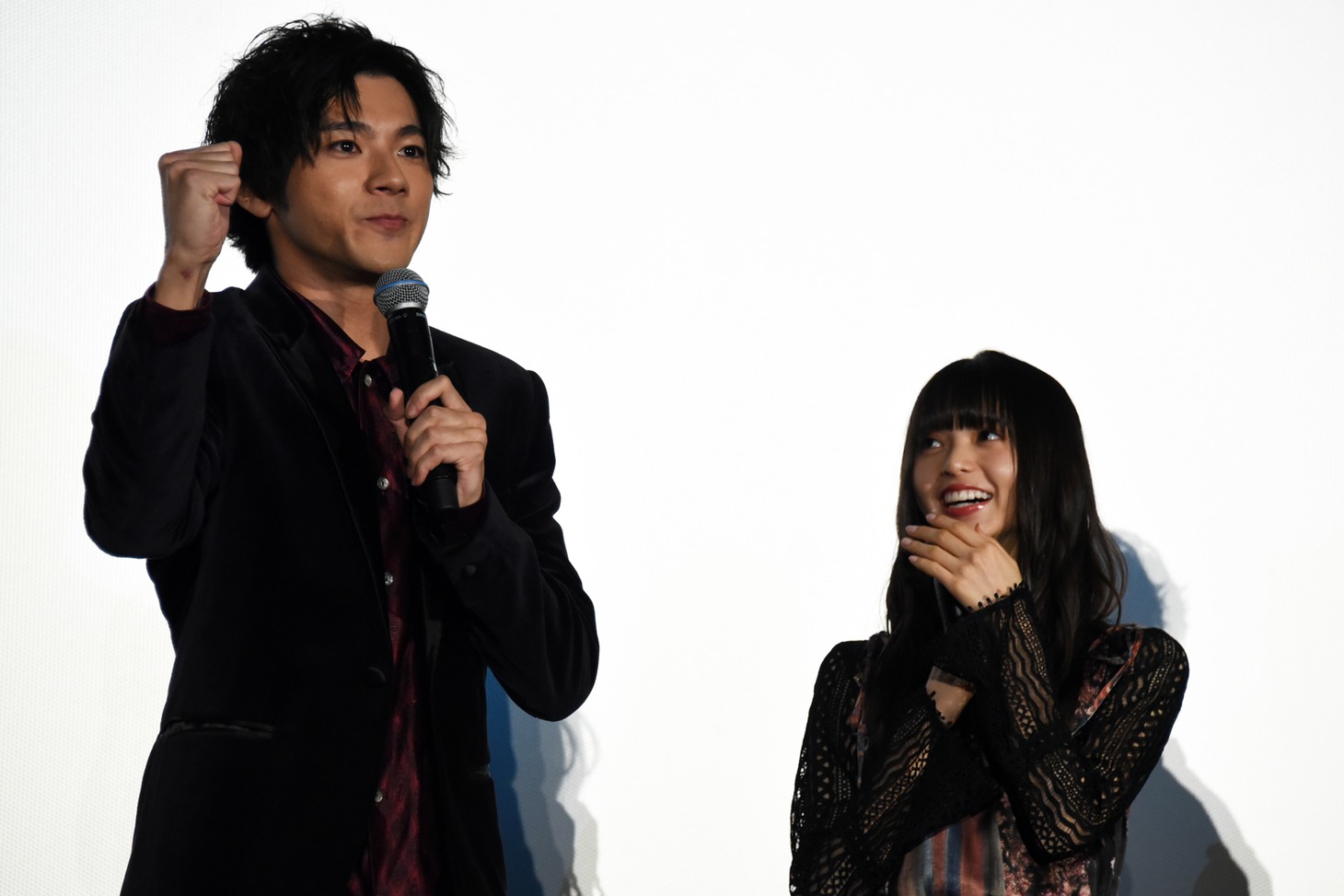左から山田裕貴、齋藤飛鳥。