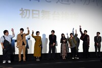 山田裕貴と齋藤飛鳥（中央）を除いて「追いかけたい」に挙手するキャストたち。