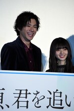 左から山田裕貴、齋藤飛鳥。