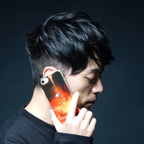 iPhoneケース（3240円）の使用イメージ。