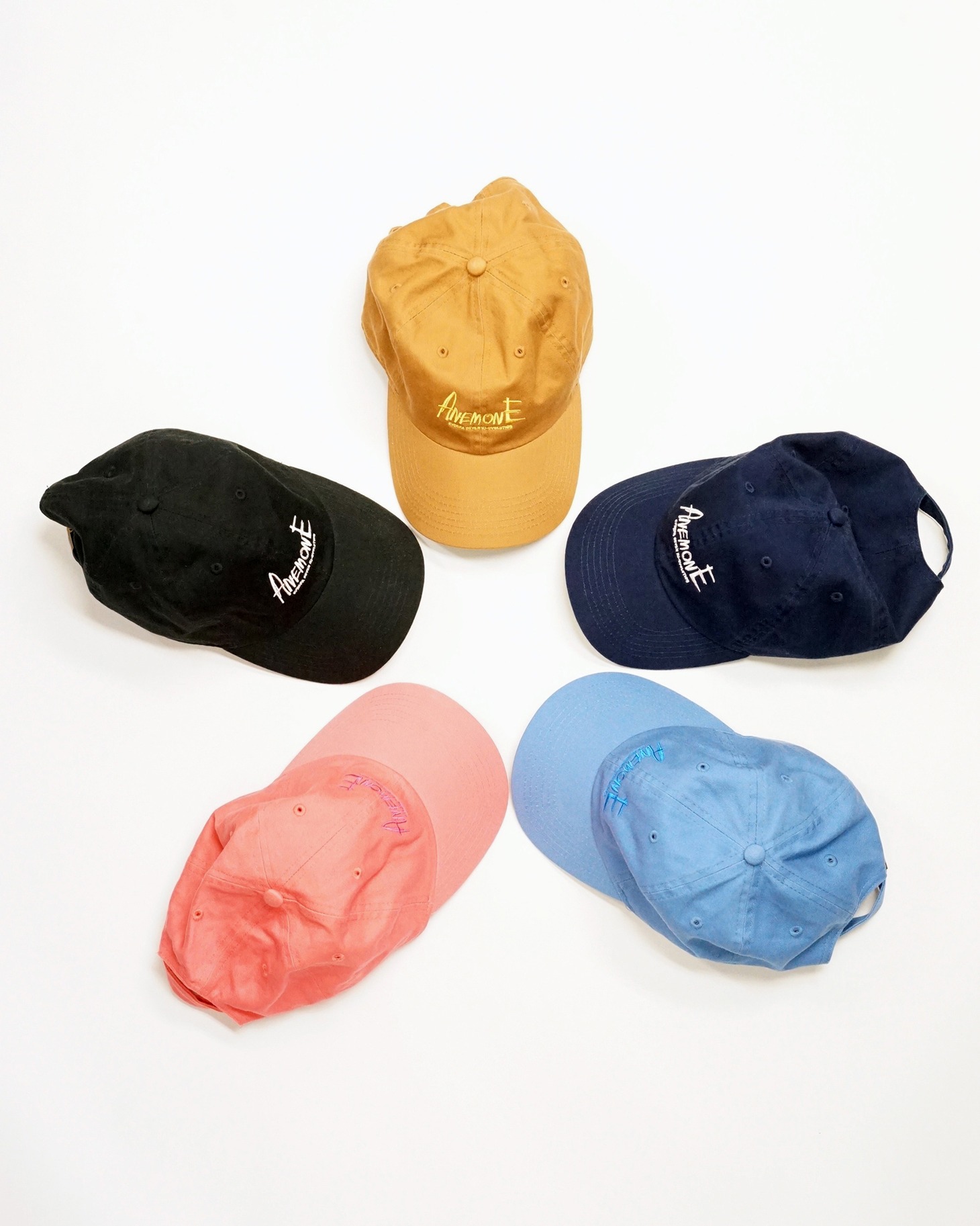 キャップ（各4968円）
