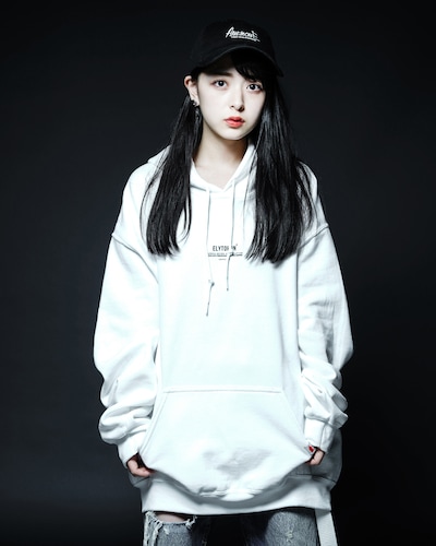 白パーカー（9720円）の着用イメージ。