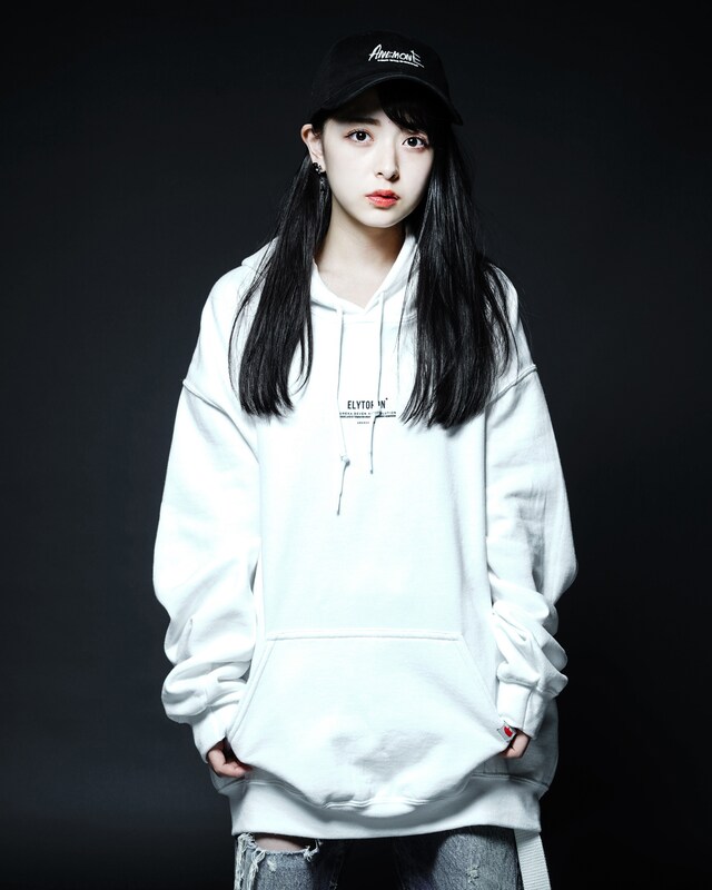 白パーカー（9720円）の着用イメージ。