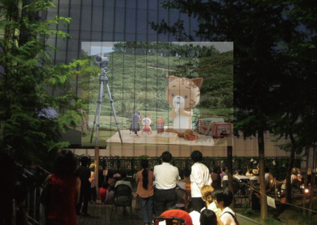 野外上映会の様子。