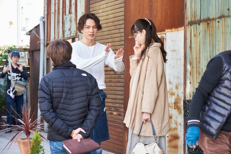 「雪の華」より、カフェ“Voice”店先でのシーンのメイキング写真。相談を重ねる橋本光二郎(中央手前)、登坂広臣(中央奥)、中条あやみ(右)。